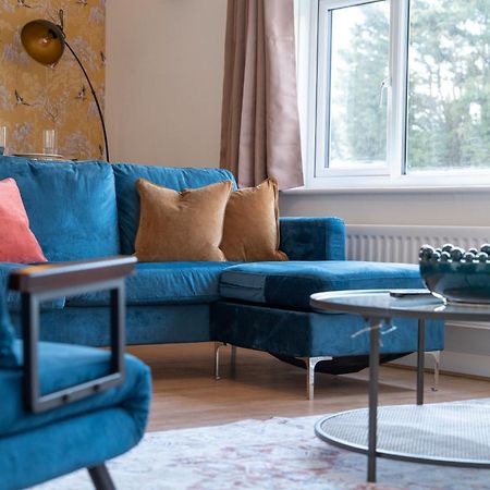 Stylish 4 Bedroom Spacious Retreat With Parking - Sleeps 10 - Families & Contractors 캔터베리 외부 사진