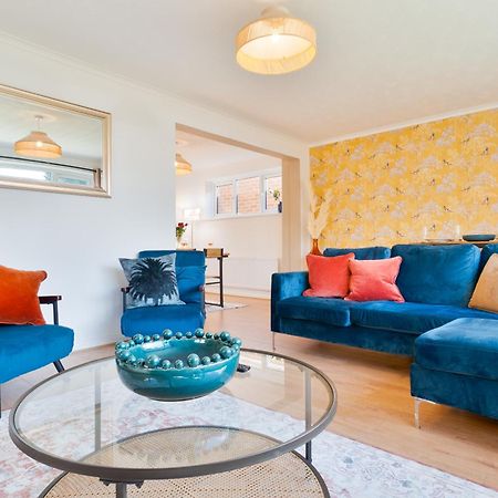 Stylish 4 Bedroom Spacious Retreat With Parking - Sleeps 10 - Families & Contractors 캔터베리 외부 사진