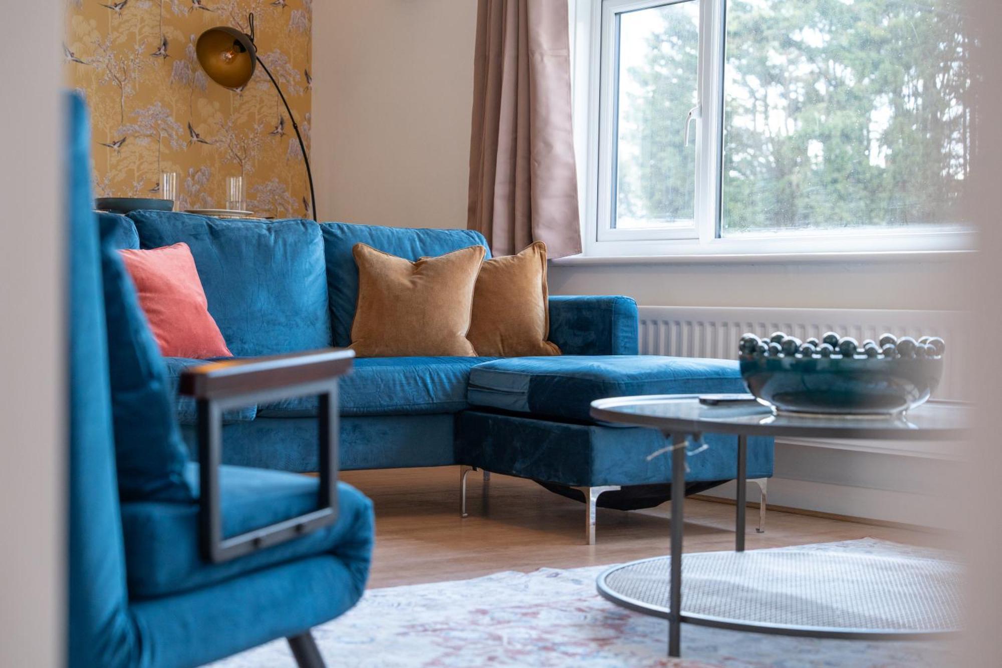 Stylish 4 Bedroom Spacious Retreat With Parking - Sleeps 10 - Families & Contractors 캔터베리 외부 사진