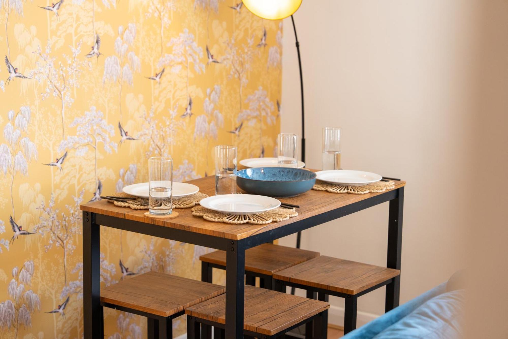 Stylish 4 Bedroom Spacious Retreat With Parking - Sleeps 10 - Families & Contractors 캔터베리 외부 사진