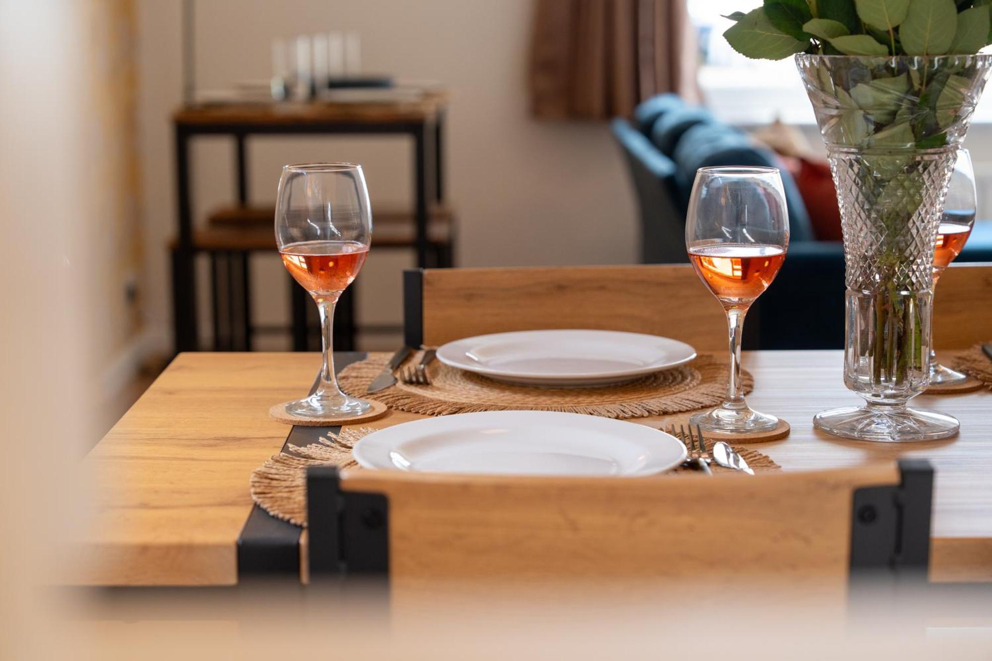 Stylish 4 Bedroom Spacious Retreat With Parking - Sleeps 10 - Families & Contractors 캔터베리 외부 사진