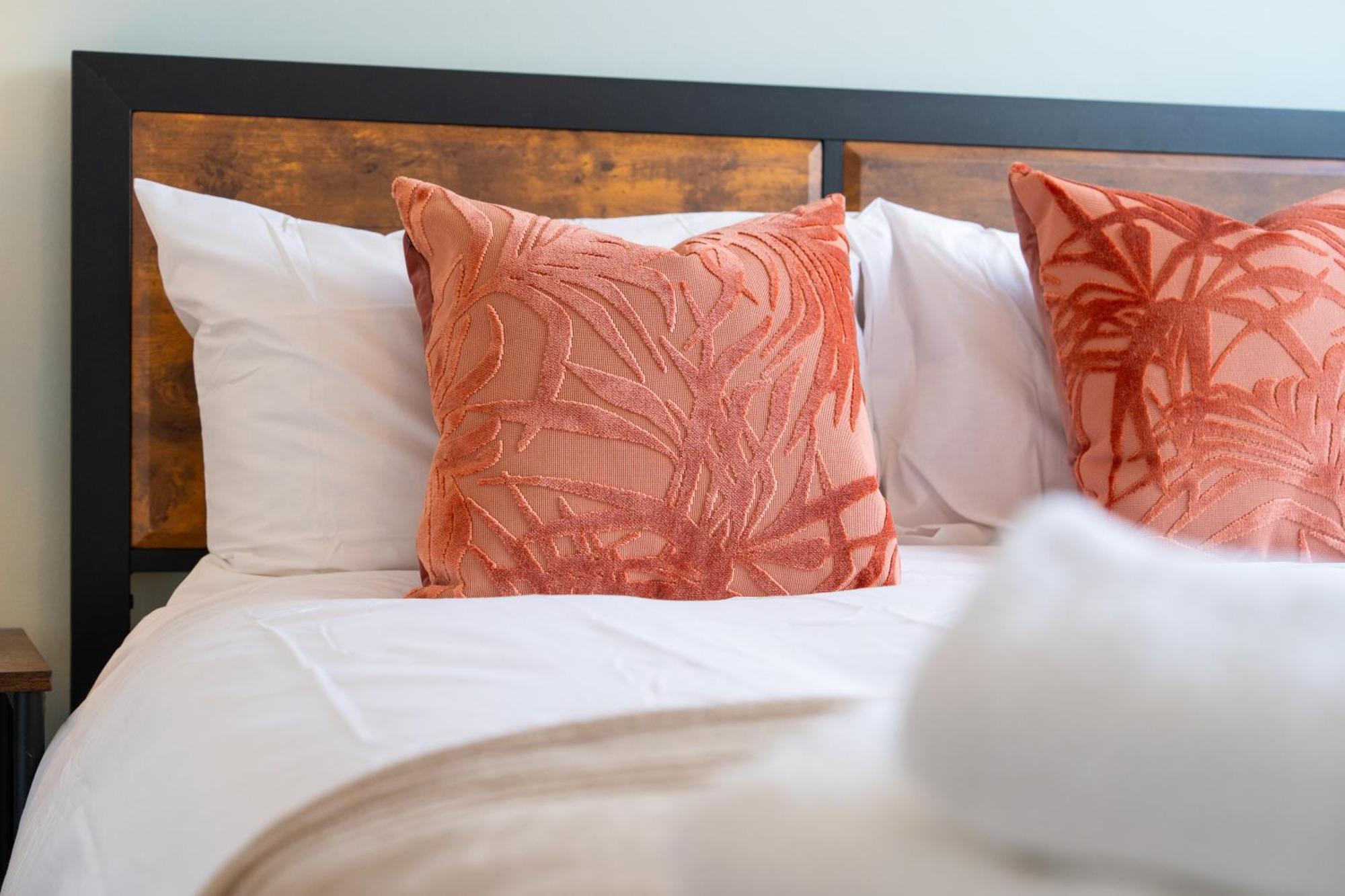 Stylish 4 Bedroom Spacious Retreat With Parking - Sleeps 10 - Families & Contractors 캔터베리 외부 사진