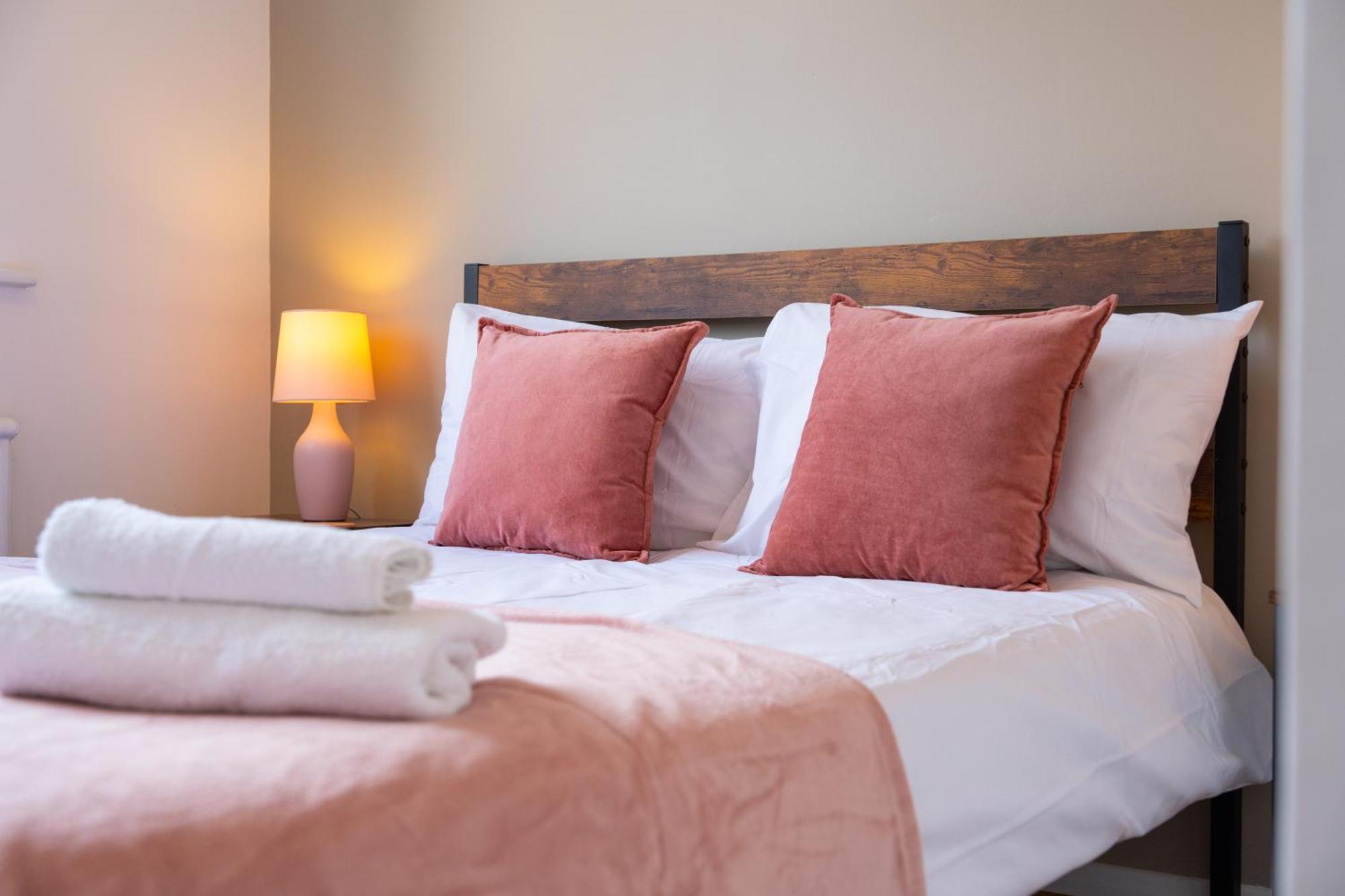 Stylish 4 Bedroom Spacious Retreat With Parking - Sleeps 10 - Families & Contractors 캔터베리 외부 사진