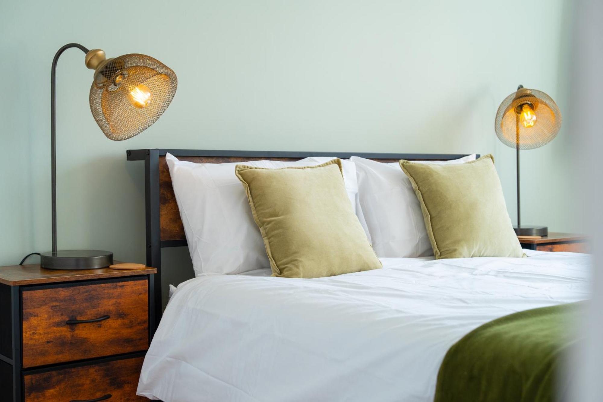 Stylish 4 Bedroom Spacious Retreat With Parking - Sleeps 10 - Families & Contractors 캔터베리 외부 사진