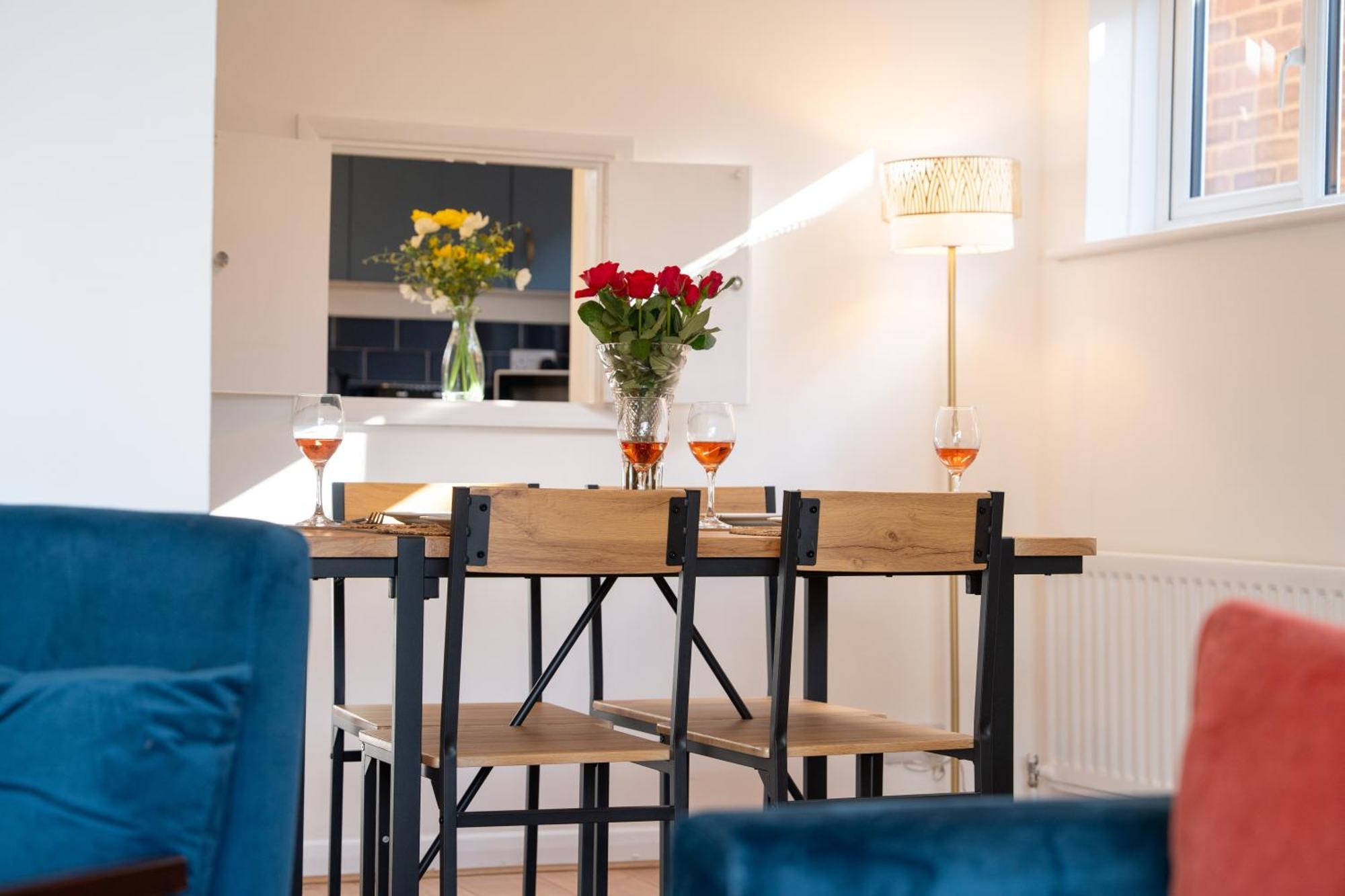 Stylish 4 Bedroom Spacious Retreat With Parking - Sleeps 10 - Families & Contractors 캔터베리 외부 사진
