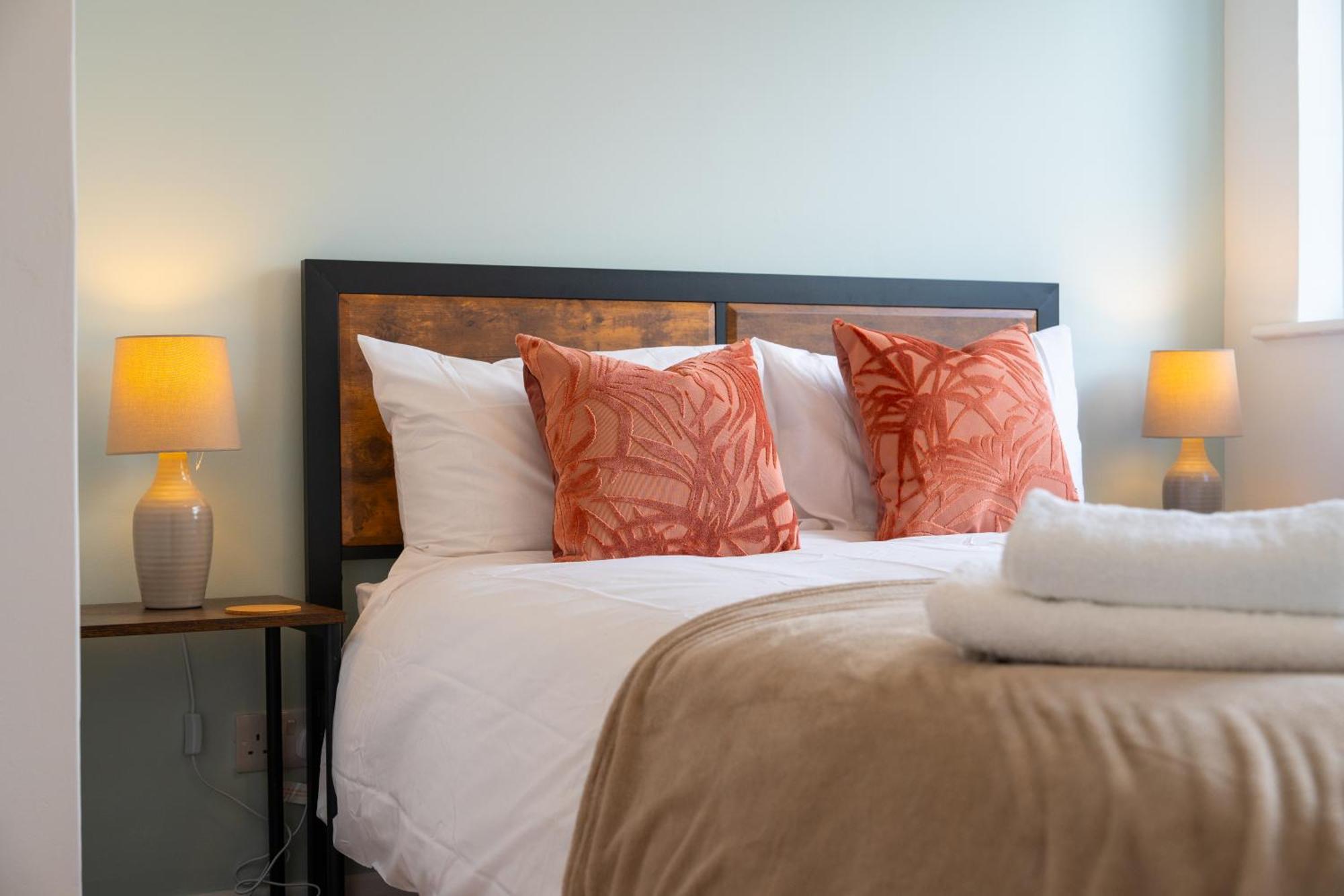 Stylish 4 Bedroom Spacious Retreat With Parking - Sleeps 10 - Families & Contractors 캔터베리 외부 사진