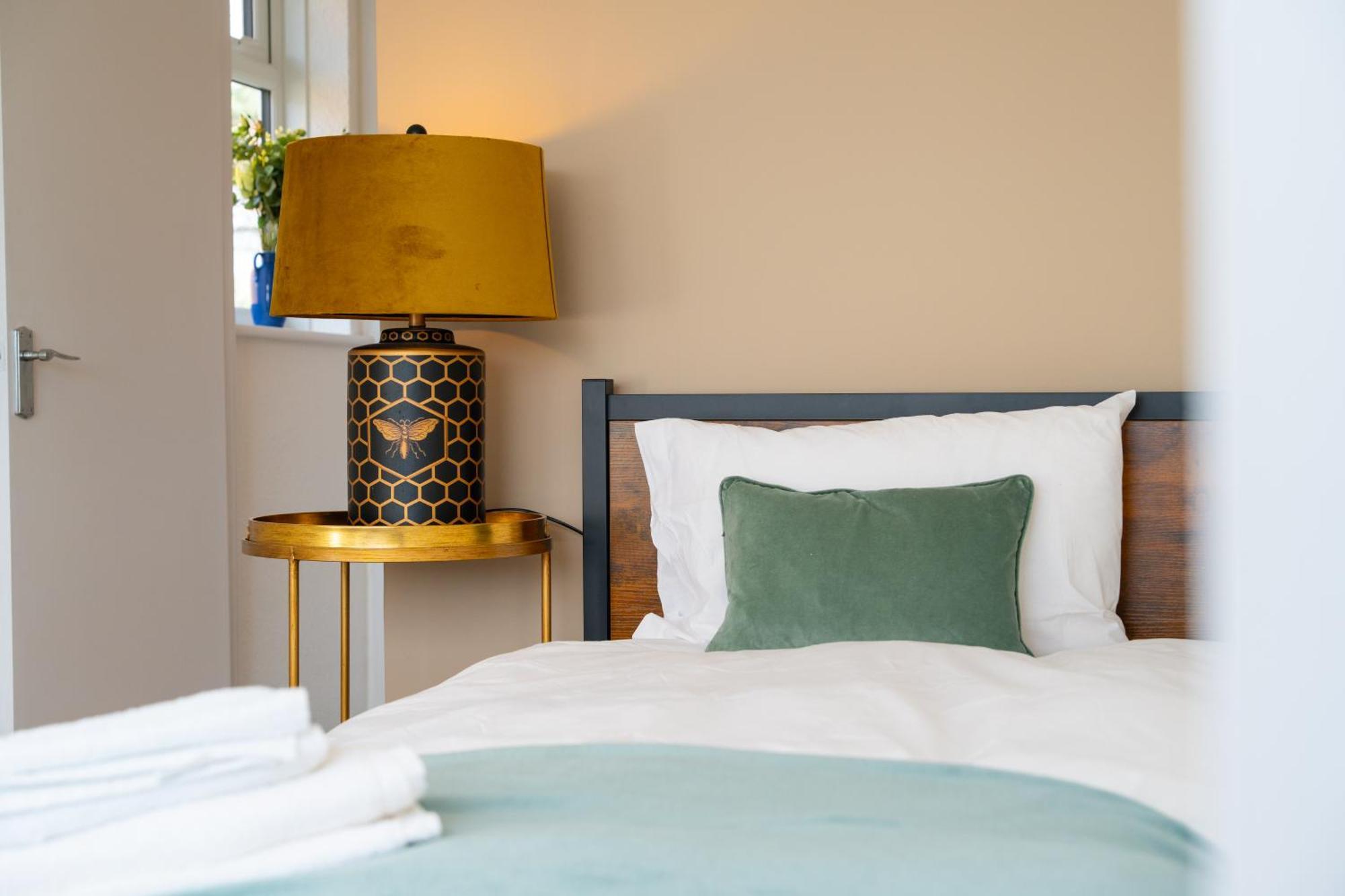 Stylish 4 Bedroom Spacious Retreat With Parking - Sleeps 10 - Families & Contractors 캔터베리 외부 사진