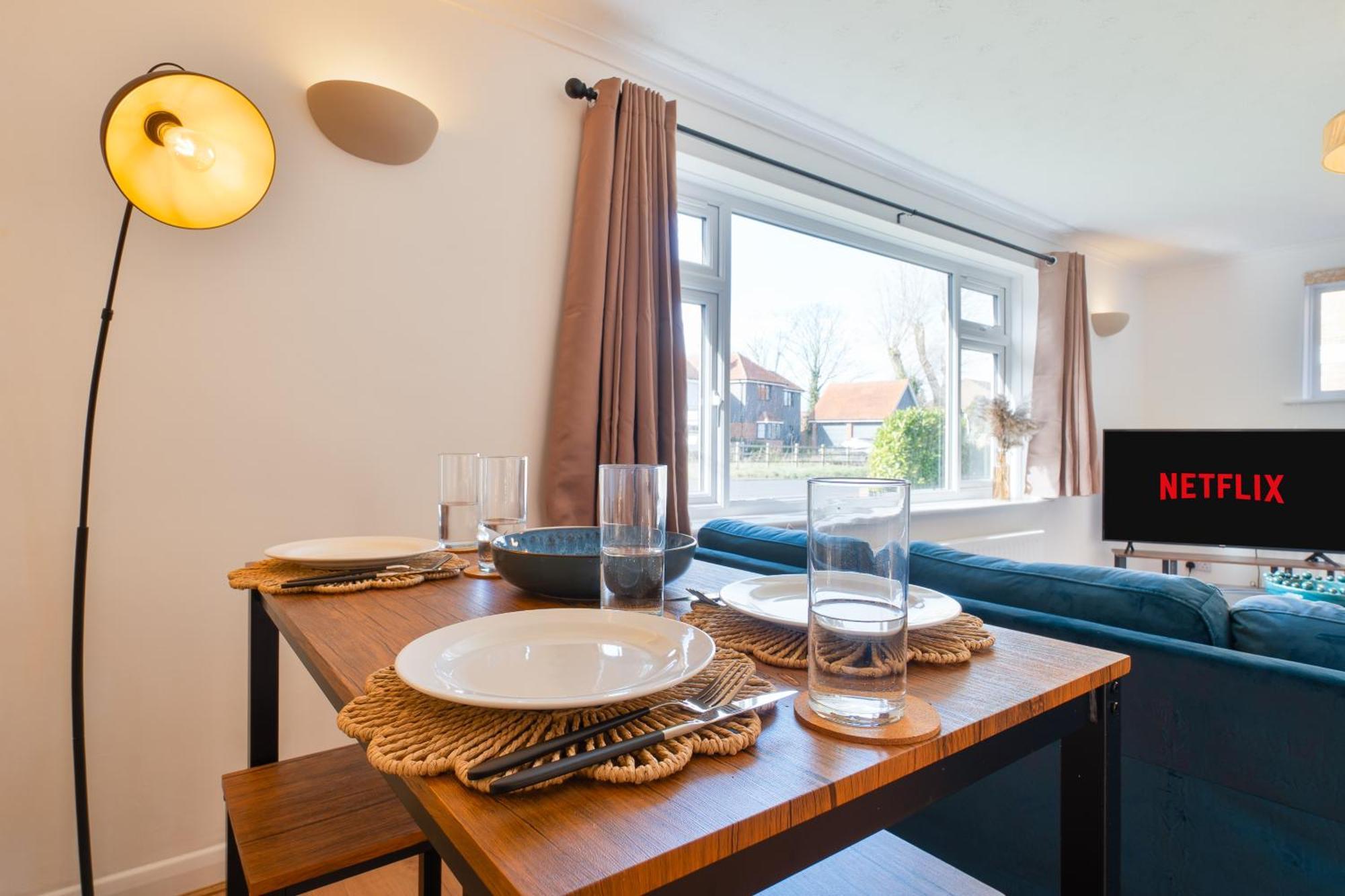 Stylish 4 Bedroom Spacious Retreat With Parking - Sleeps 10 - Families & Contractors 캔터베리 외부 사진