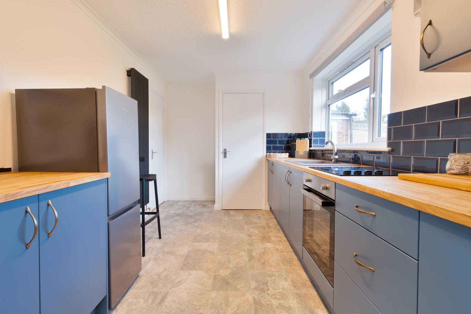Stylish 4 Bedroom Spacious Retreat With Parking - Sleeps 10 - Families & Contractors 캔터베리 외부 사진