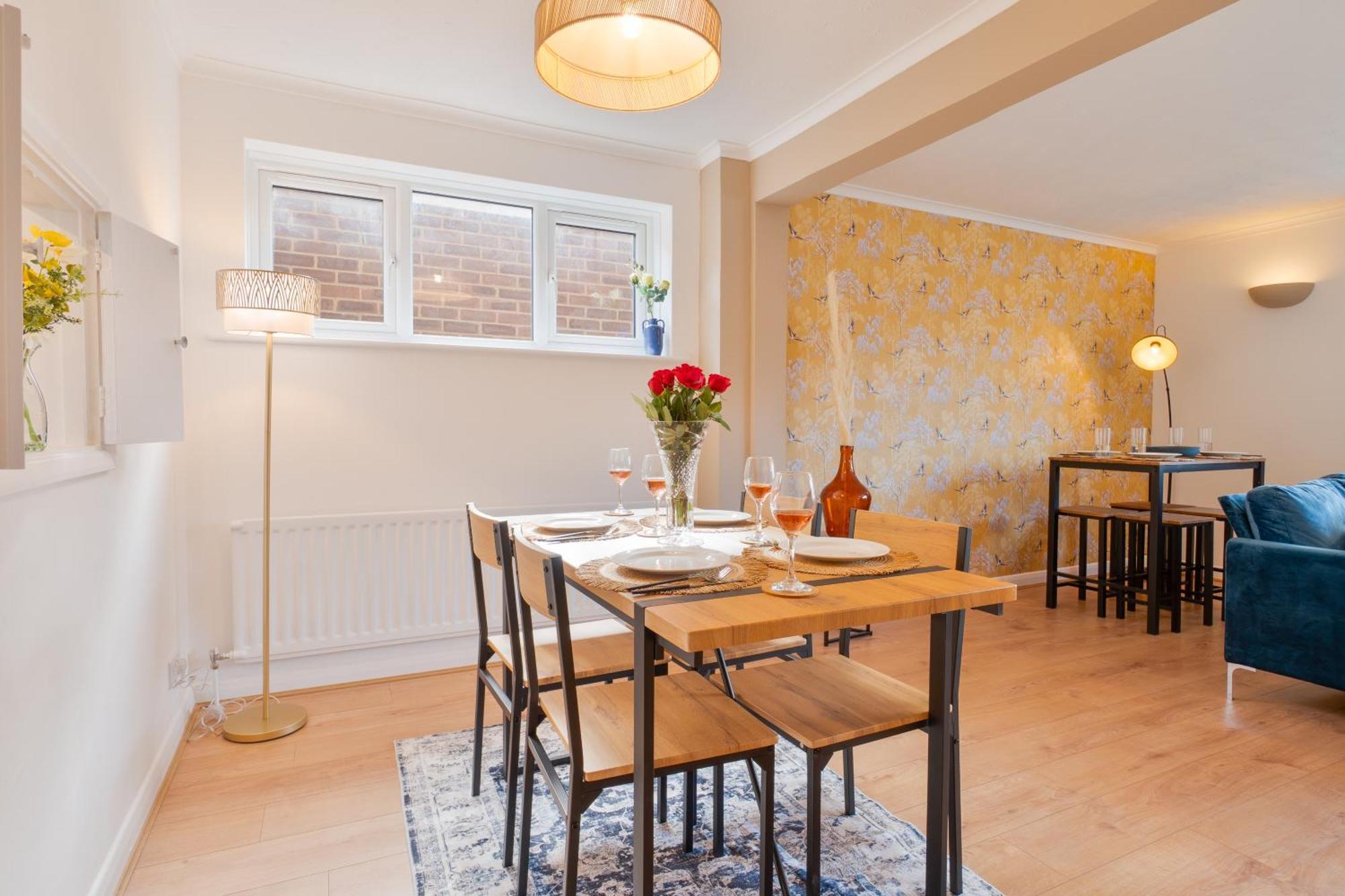 Stylish 4 Bedroom Spacious Retreat With Parking - Sleeps 10 - Families & Contractors 캔터베리 외부 사진