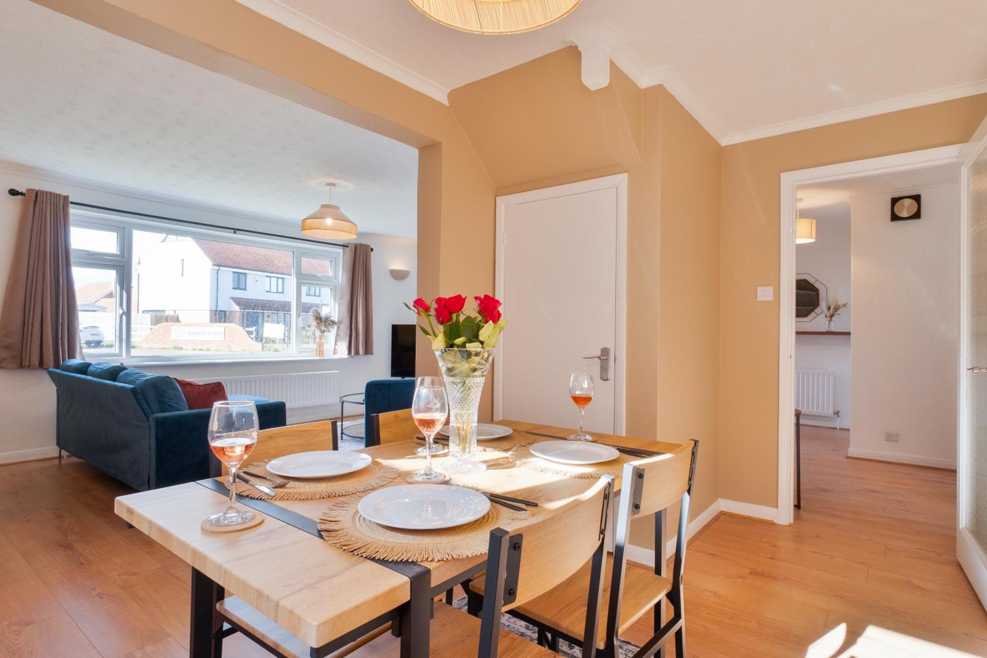 Stylish 4 Bedroom Spacious Retreat With Parking - Sleeps 10 - Families & Contractors 캔터베리 외부 사진