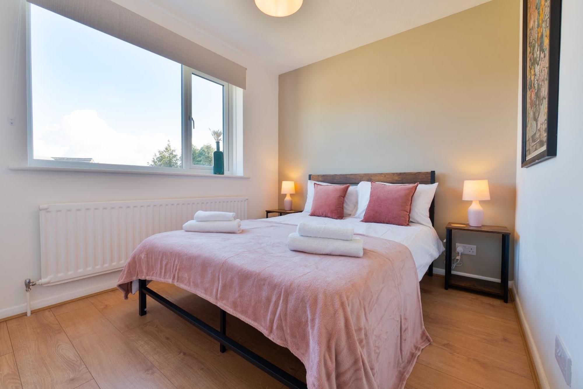 Stylish 4 Bedroom Spacious Retreat With Parking - Sleeps 10 - Families & Contractors 캔터베리 외부 사진