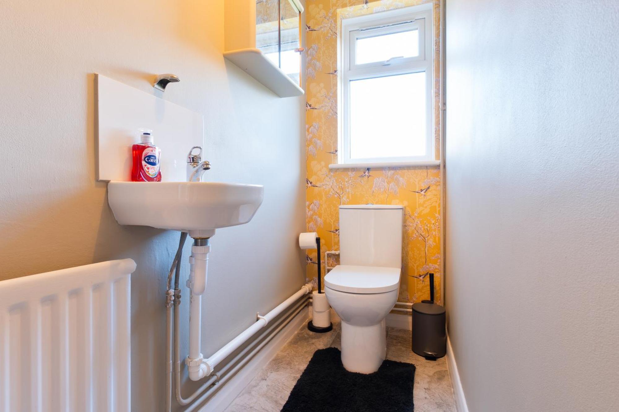Stylish 4 Bedroom Spacious Retreat With Parking - Sleeps 10 - Families & Contractors 캔터베리 외부 사진
