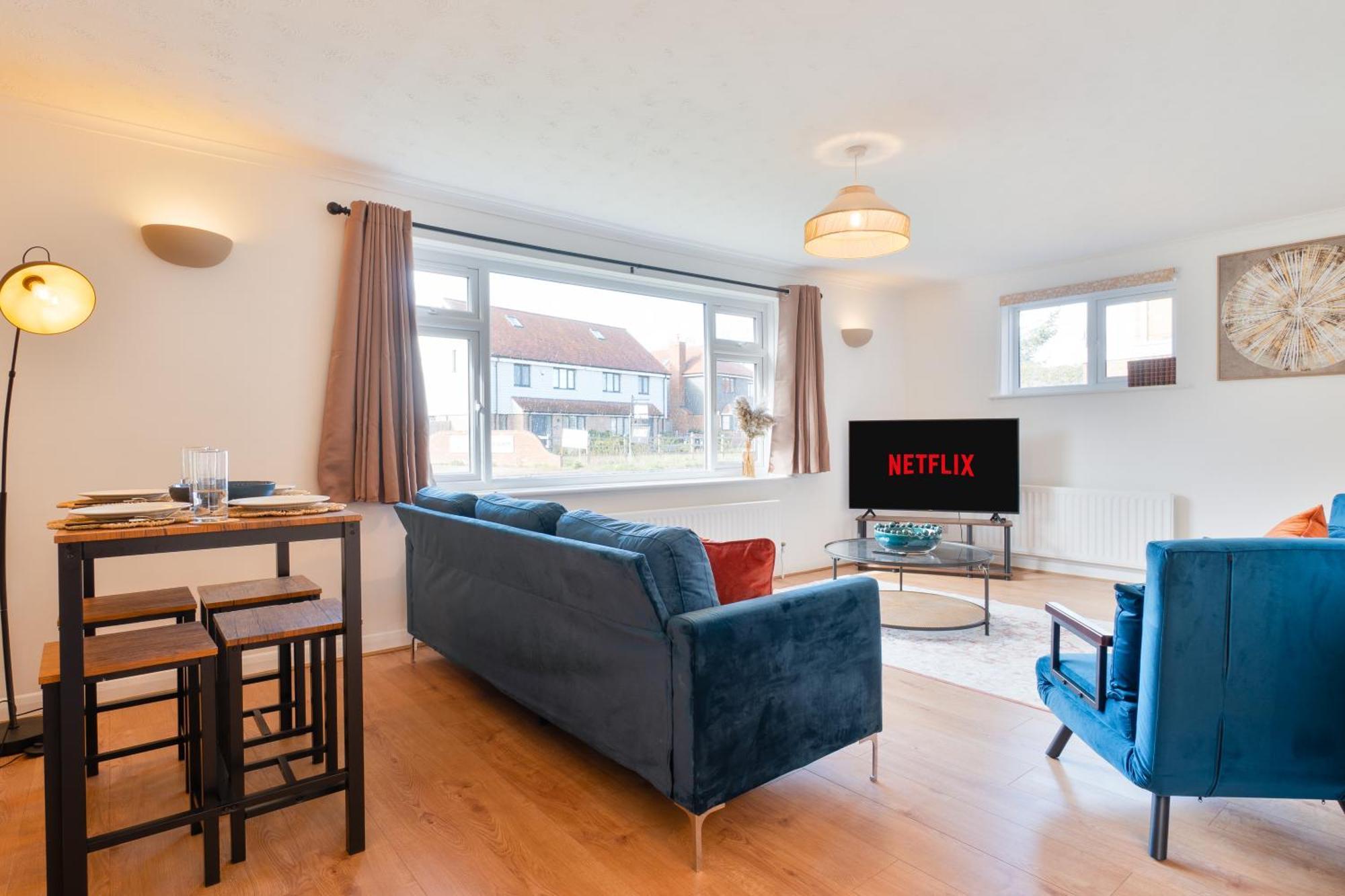 Stylish 4 Bedroom Spacious Retreat With Parking - Sleeps 10 - Families & Contractors 캔터베리 외부 사진