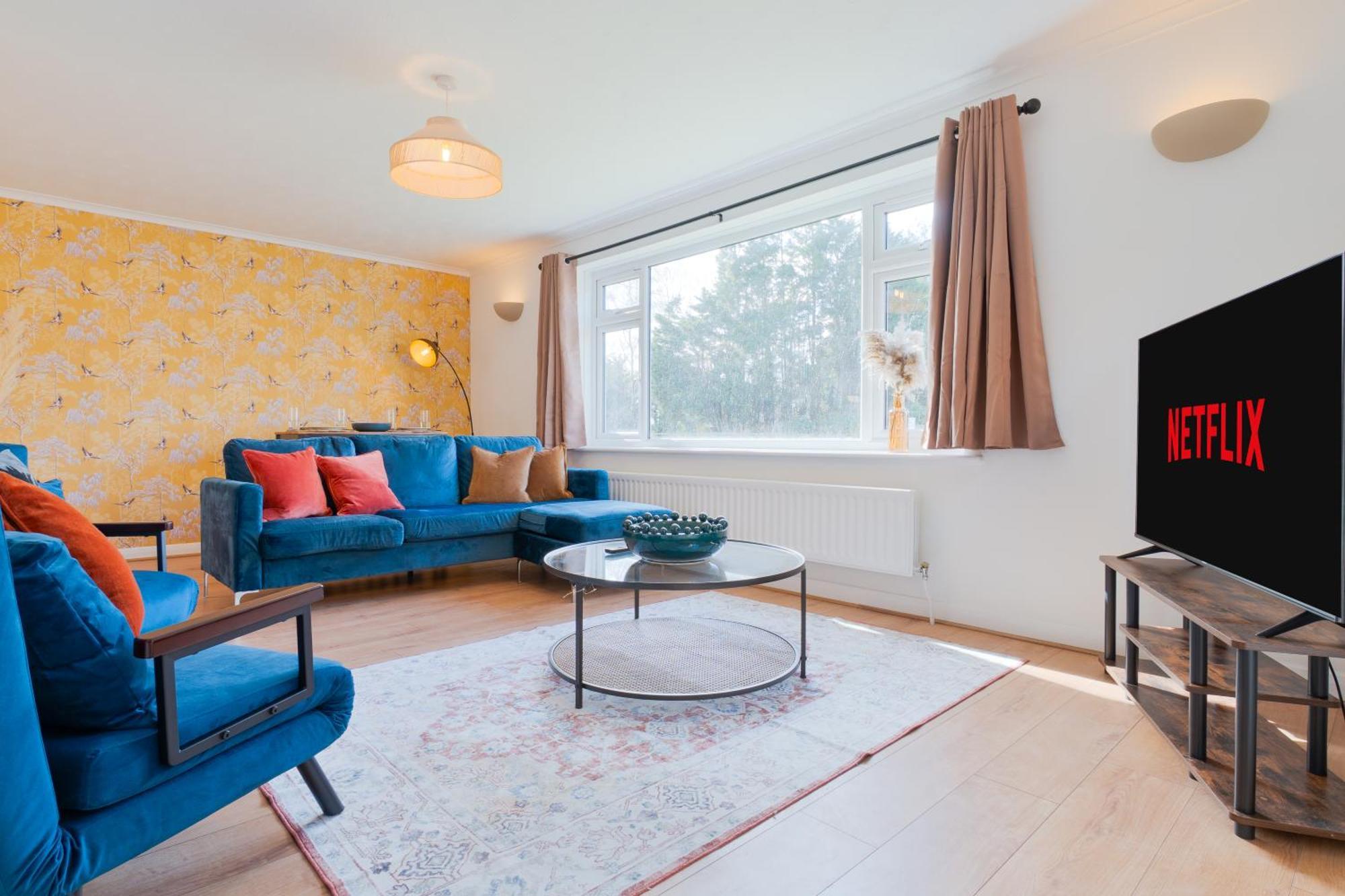 Stylish 4 Bedroom Spacious Retreat With Parking - Sleeps 10 - Families & Contractors 캔터베리 외부 사진