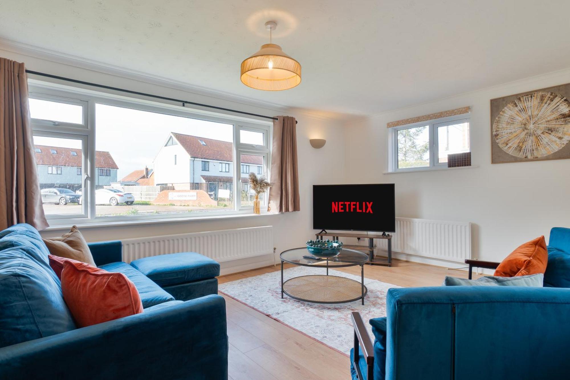 Stylish 4 Bedroom Spacious Retreat With Parking - Sleeps 10 - Families & Contractors 캔터베리 외부 사진