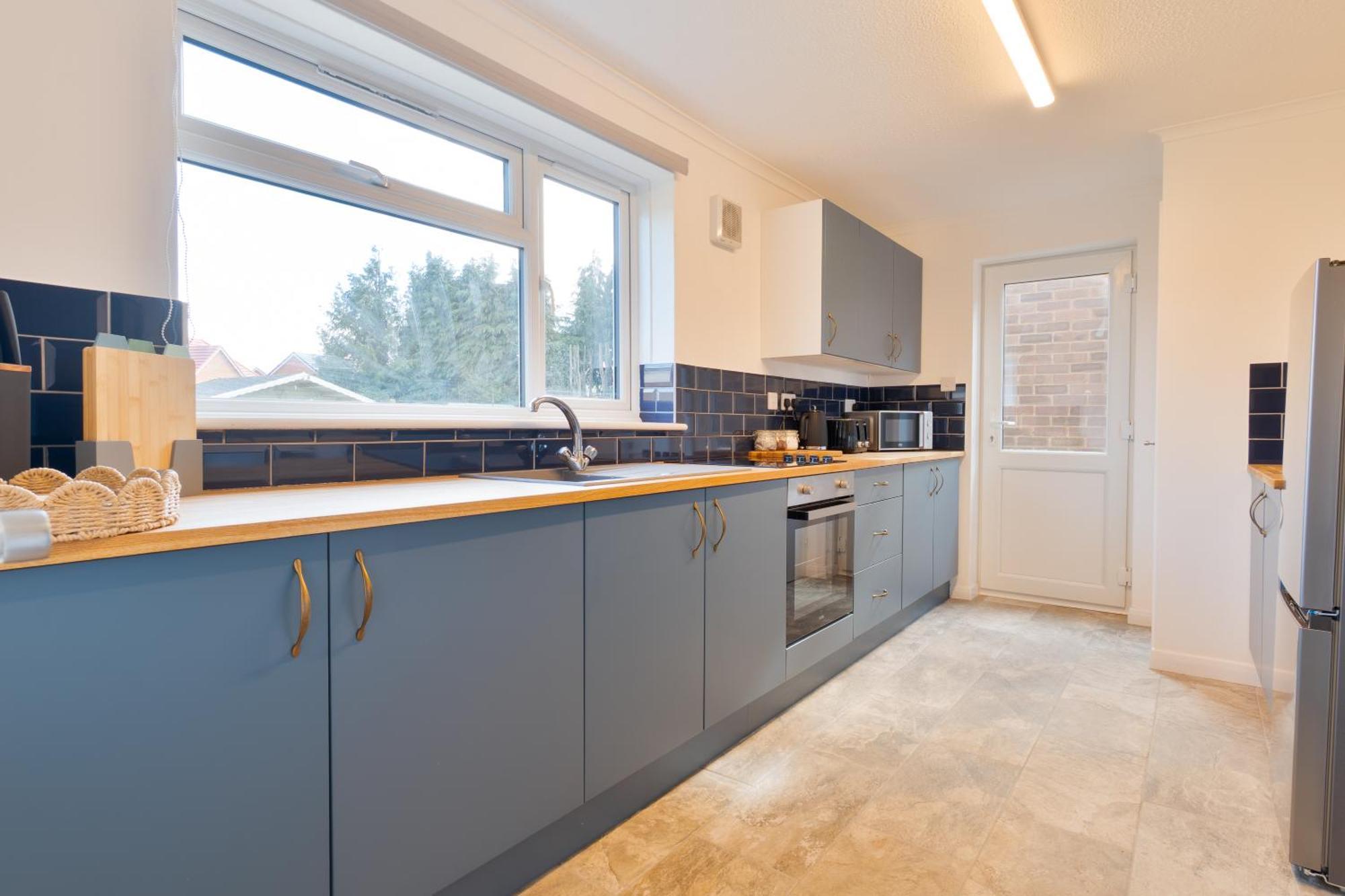 Stylish 4 Bedroom Spacious Retreat With Parking - Sleeps 10 - Families & Contractors 캔터베리 외부 사진