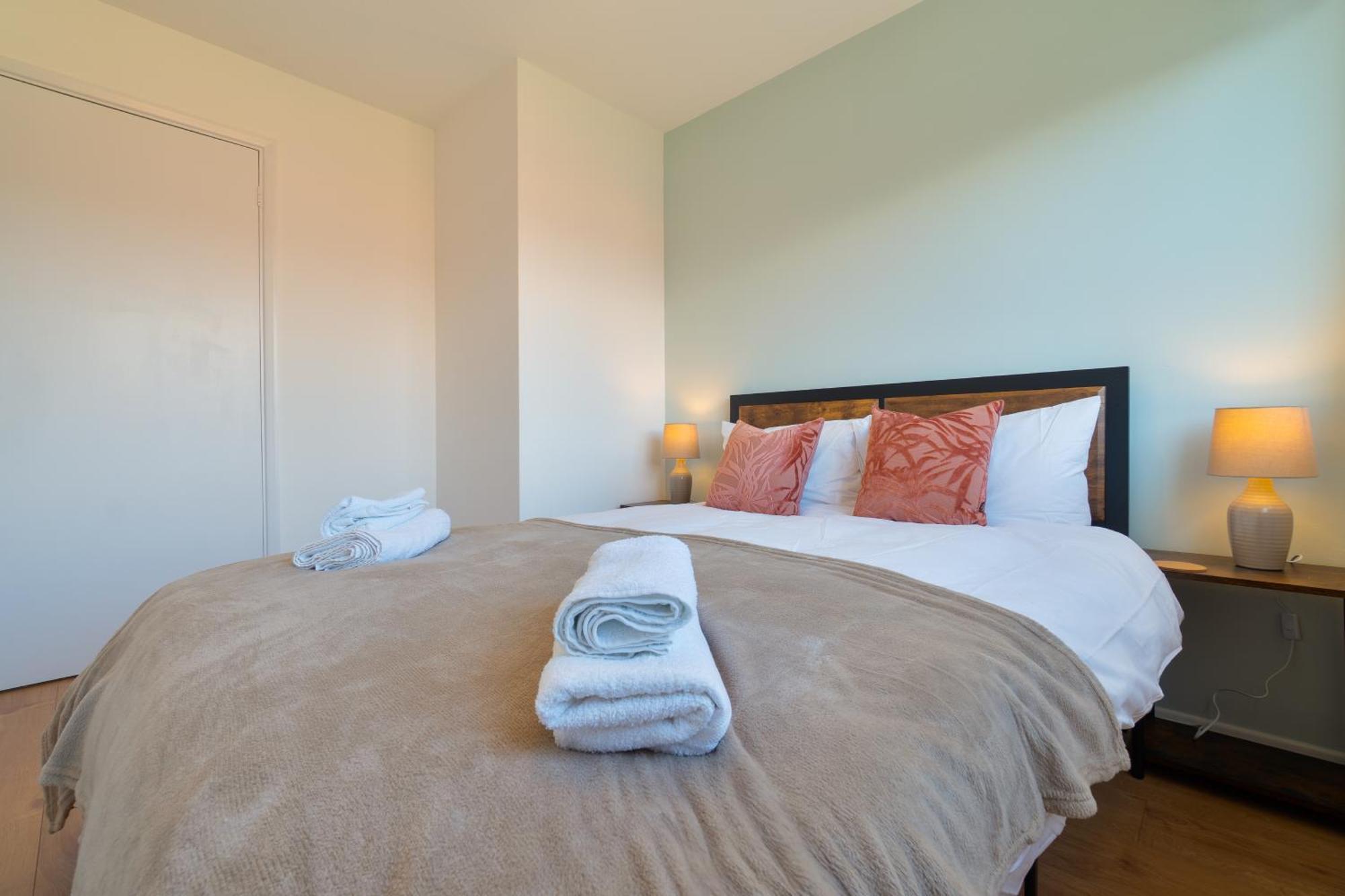 Stylish 4 Bedroom Spacious Retreat With Parking - Sleeps 10 - Families & Contractors 캔터베리 외부 사진