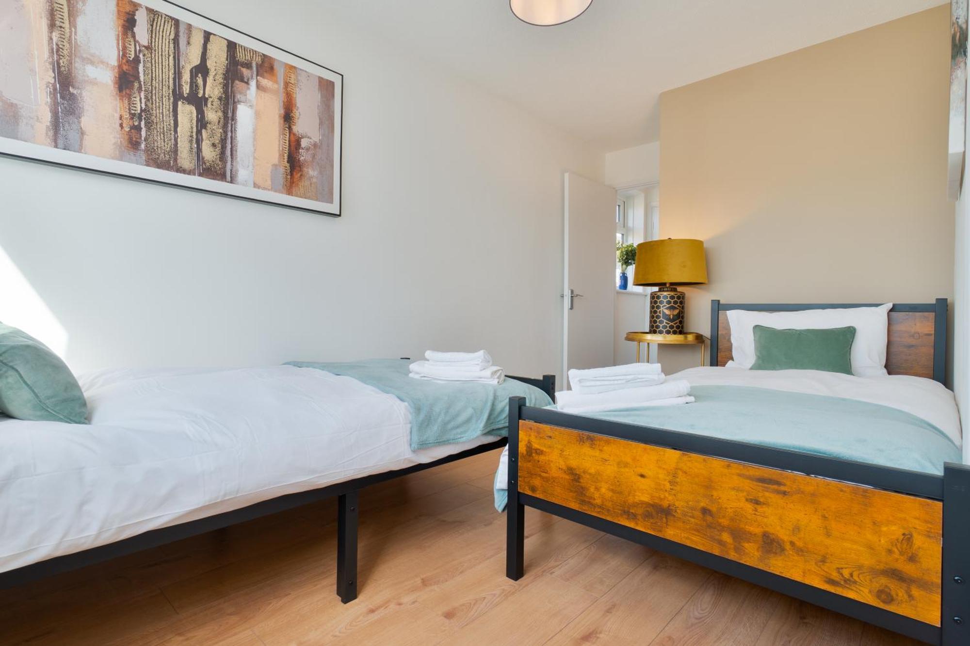 Stylish 4 Bedroom Spacious Retreat With Parking - Sleeps 10 - Families & Contractors 캔터베리 외부 사진