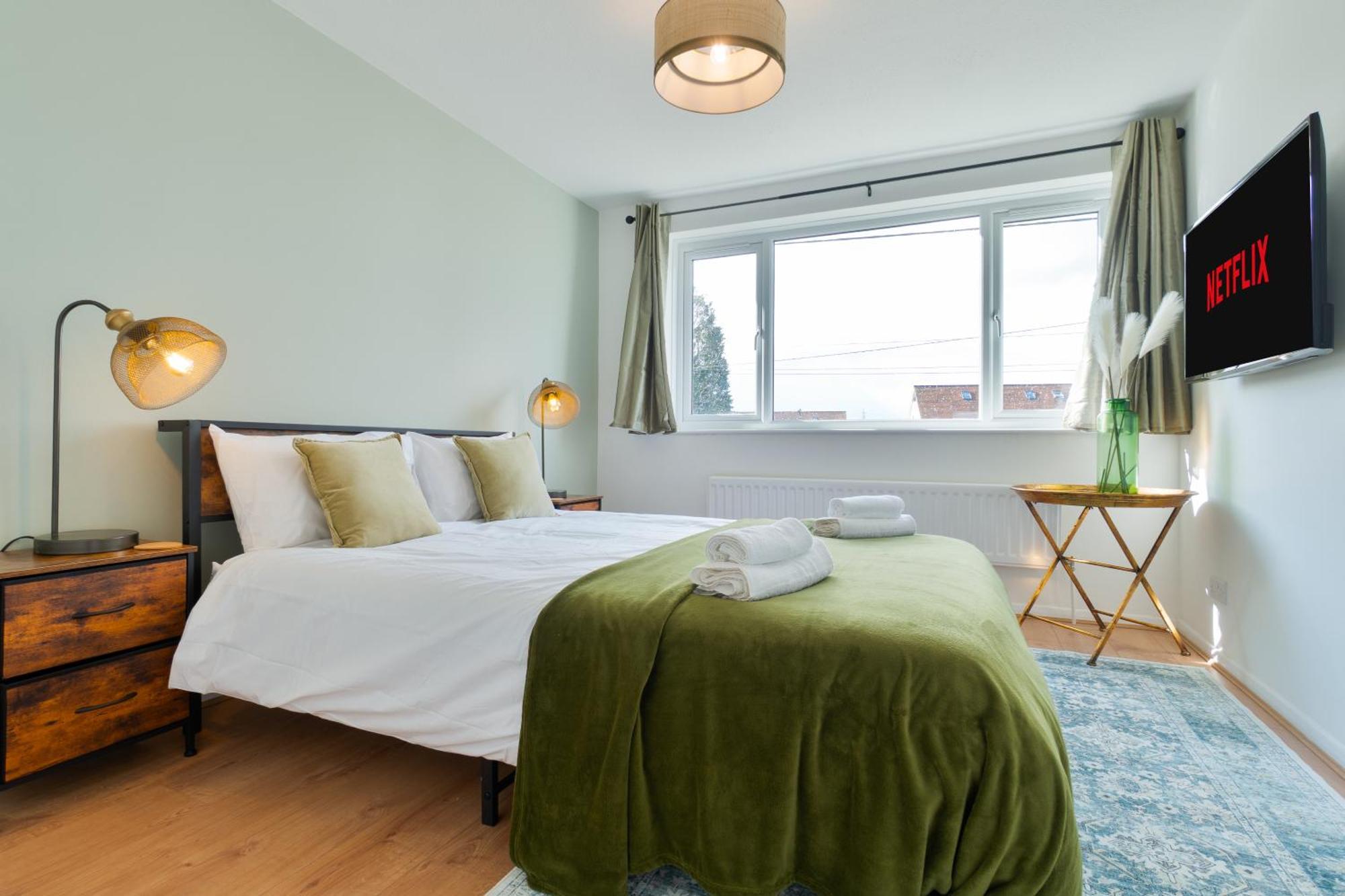 Stylish 4 Bedroom Spacious Retreat With Parking - Sleeps 10 - Families & Contractors 캔터베리 외부 사진