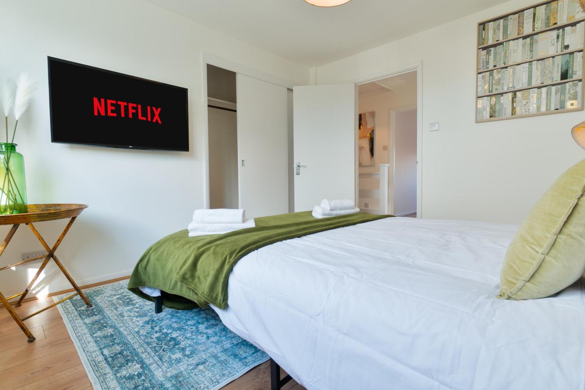 Stylish 4 Bedroom Spacious Retreat With Parking - Sleeps 10 - Families & Contractors 캔터베리 외부 사진