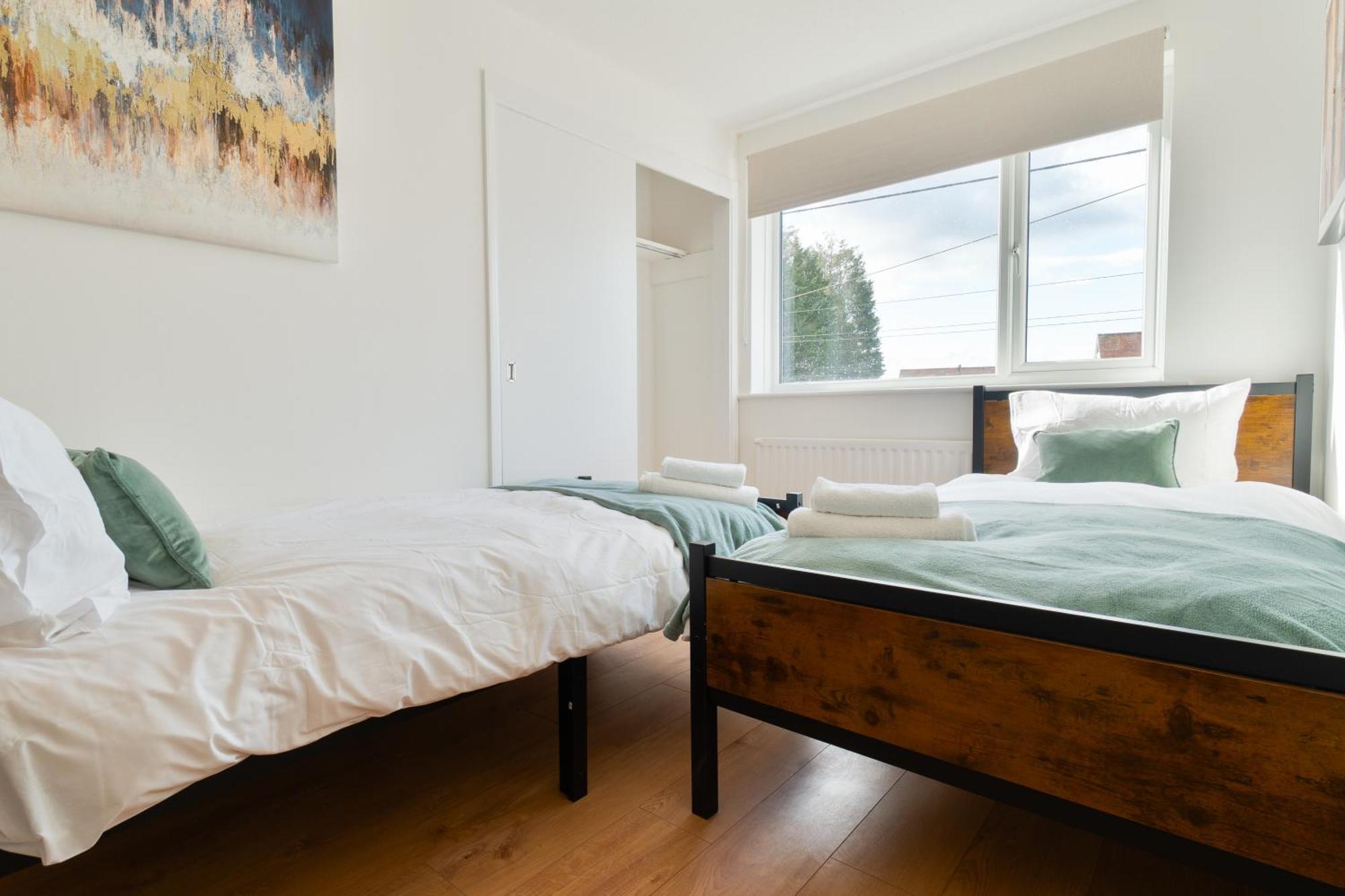 Stylish 4 Bedroom Spacious Retreat With Parking - Sleeps 10 - Families & Contractors 캔터베리 외부 사진