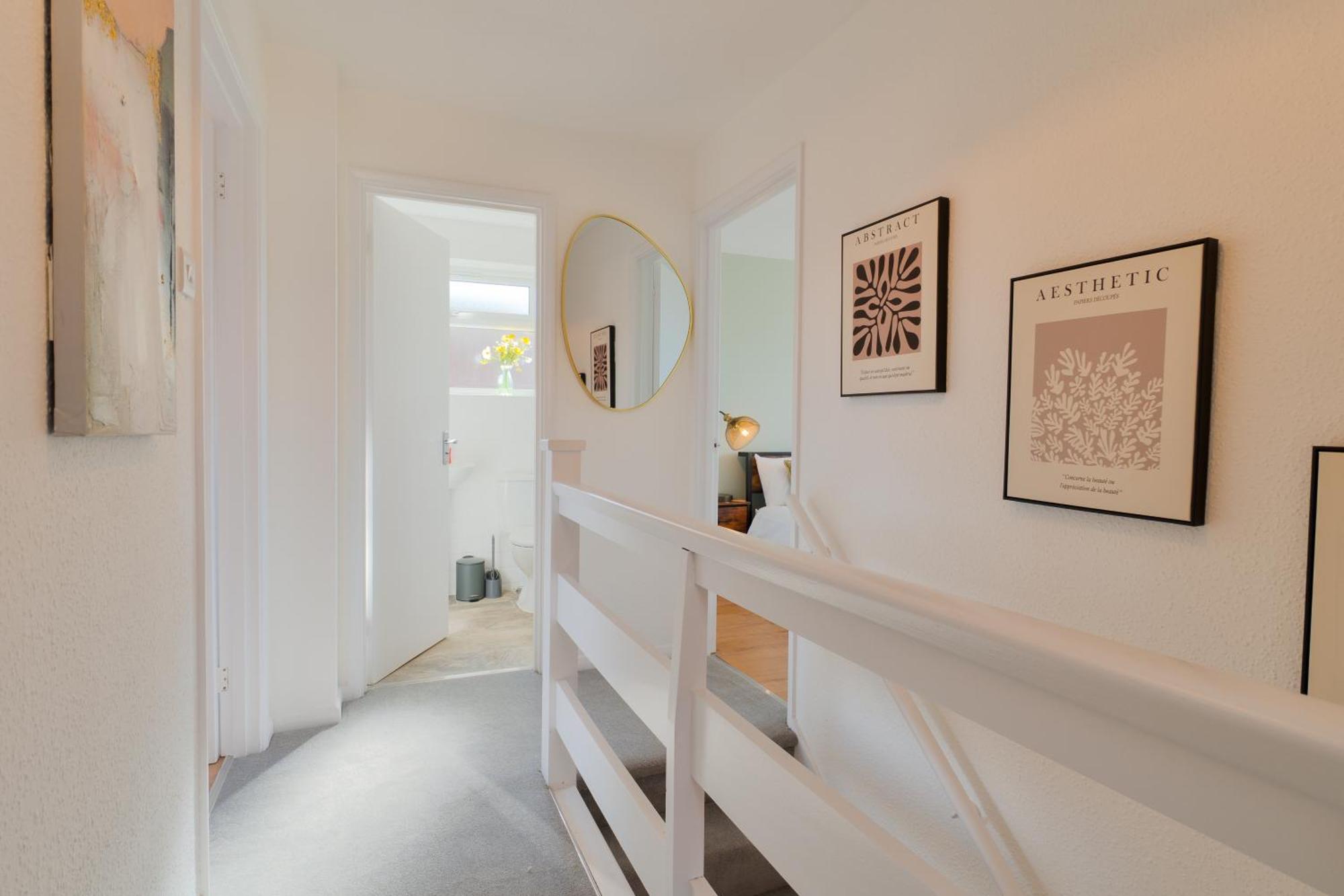 Stylish 4 Bedroom Spacious Retreat With Parking - Sleeps 10 - Families & Contractors 캔터베리 외부 사진