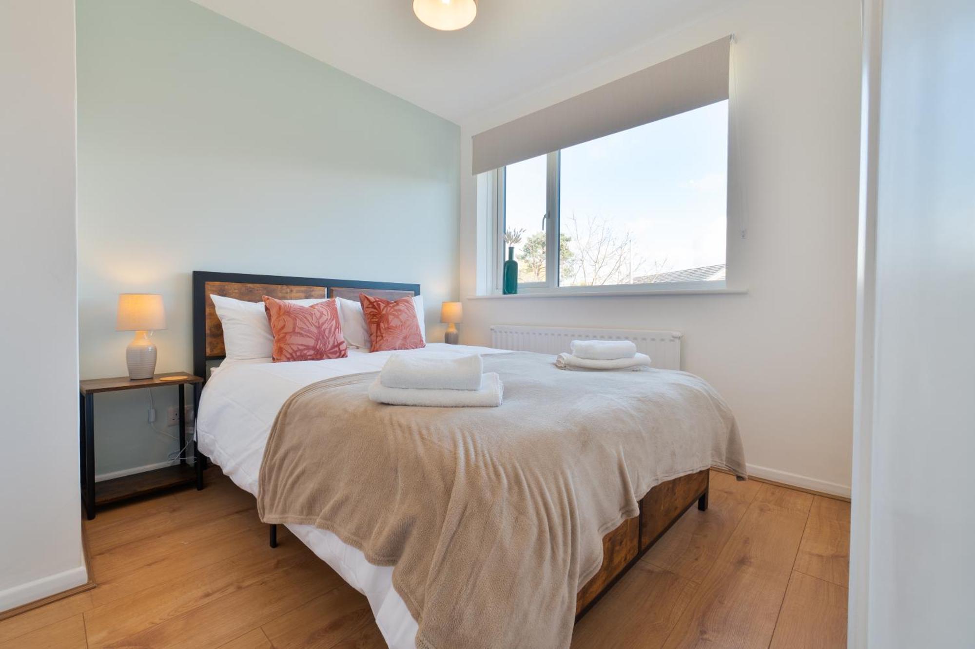 Stylish 4 Bedroom Spacious Retreat With Parking - Sleeps 10 - Families & Contractors 캔터베리 외부 사진