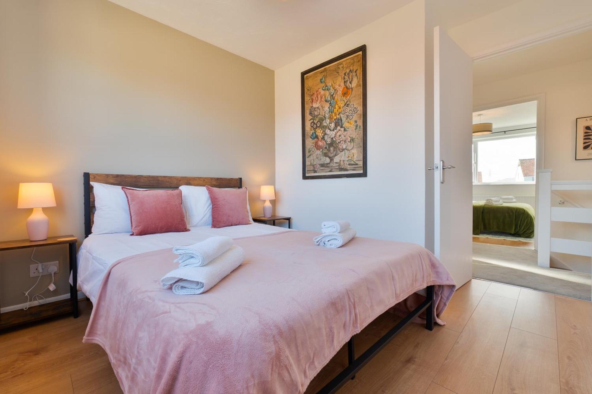 Stylish 4 Bedroom Spacious Retreat With Parking - Sleeps 10 - Families & Contractors 캔터베리 외부 사진