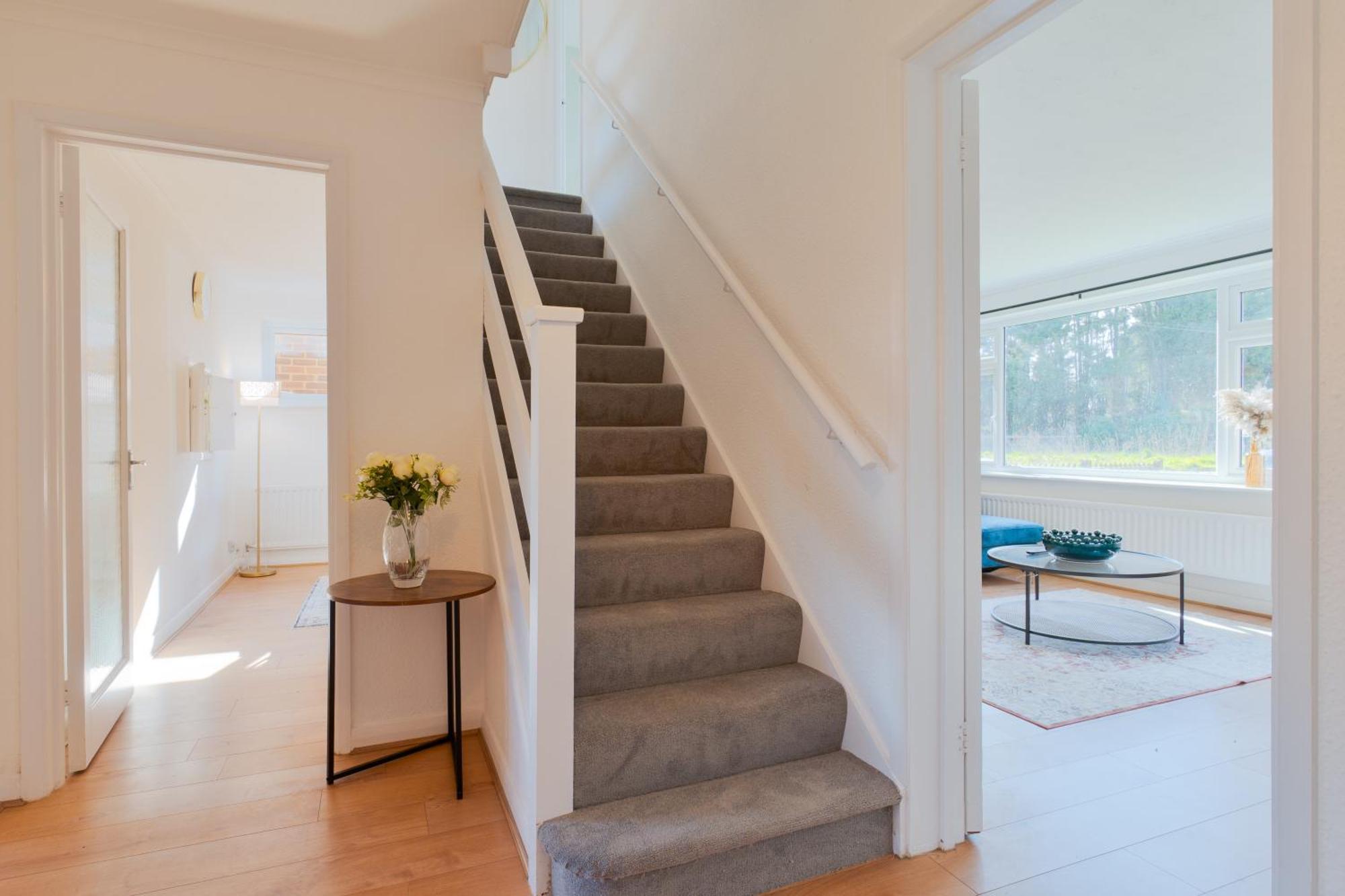 Stylish 4 Bedroom Spacious Retreat With Parking - Sleeps 10 - Families & Contractors 캔터베리 외부 사진