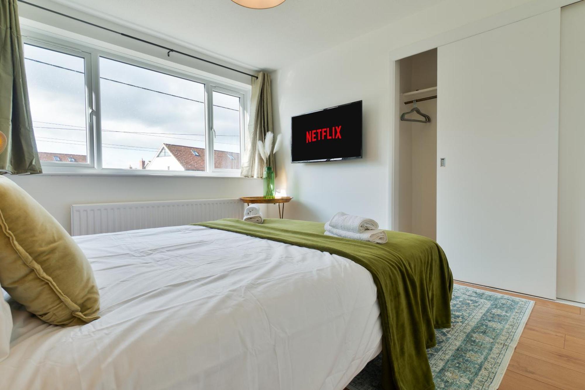 Stylish 4 Bedroom Spacious Retreat With Parking - Sleeps 10 - Families & Contractors 캔터베리 외부 사진
