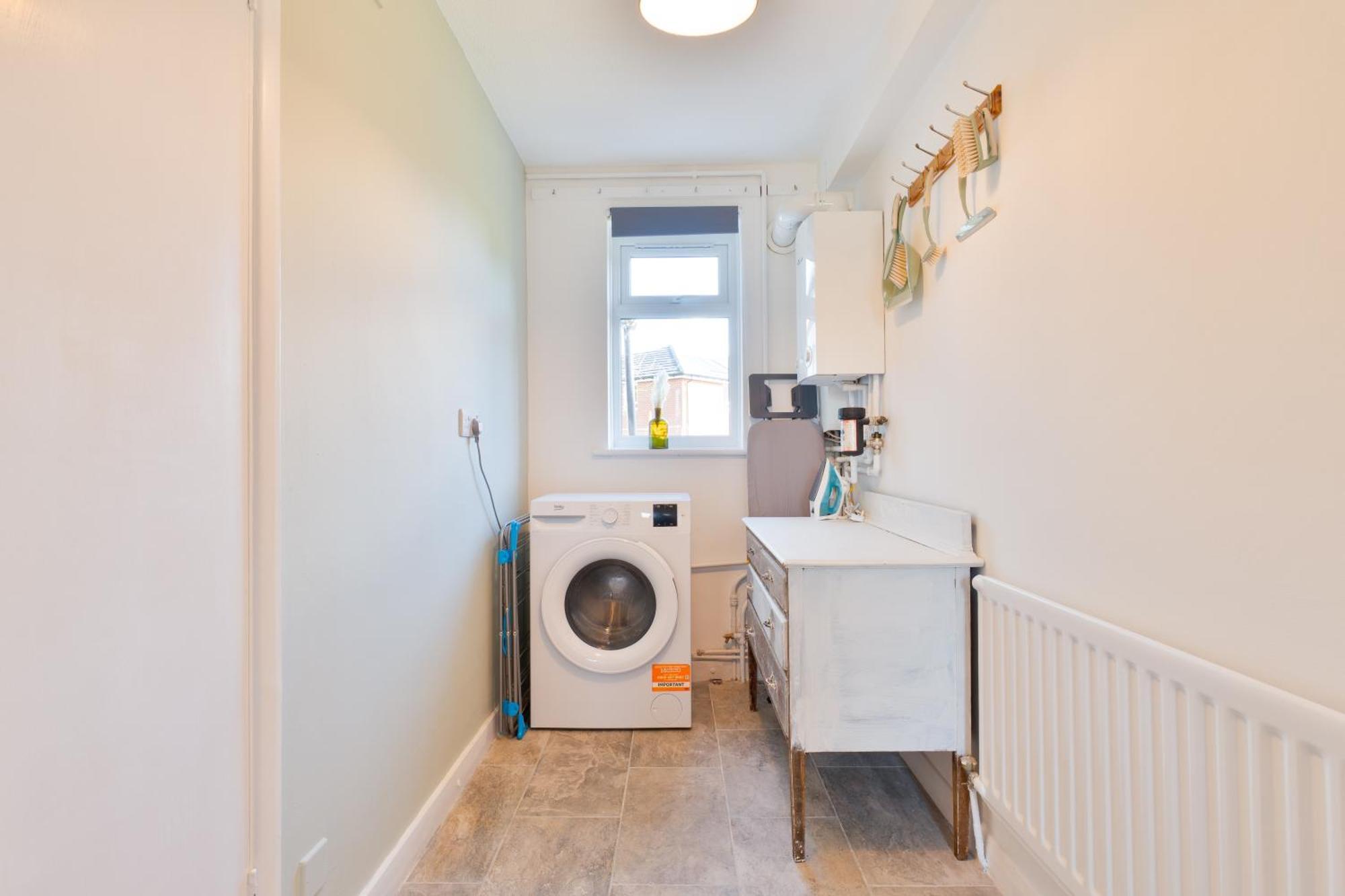 Stylish 4 Bedroom Spacious Retreat With Parking - Sleeps 10 - Families & Contractors 캔터베리 외부 사진
