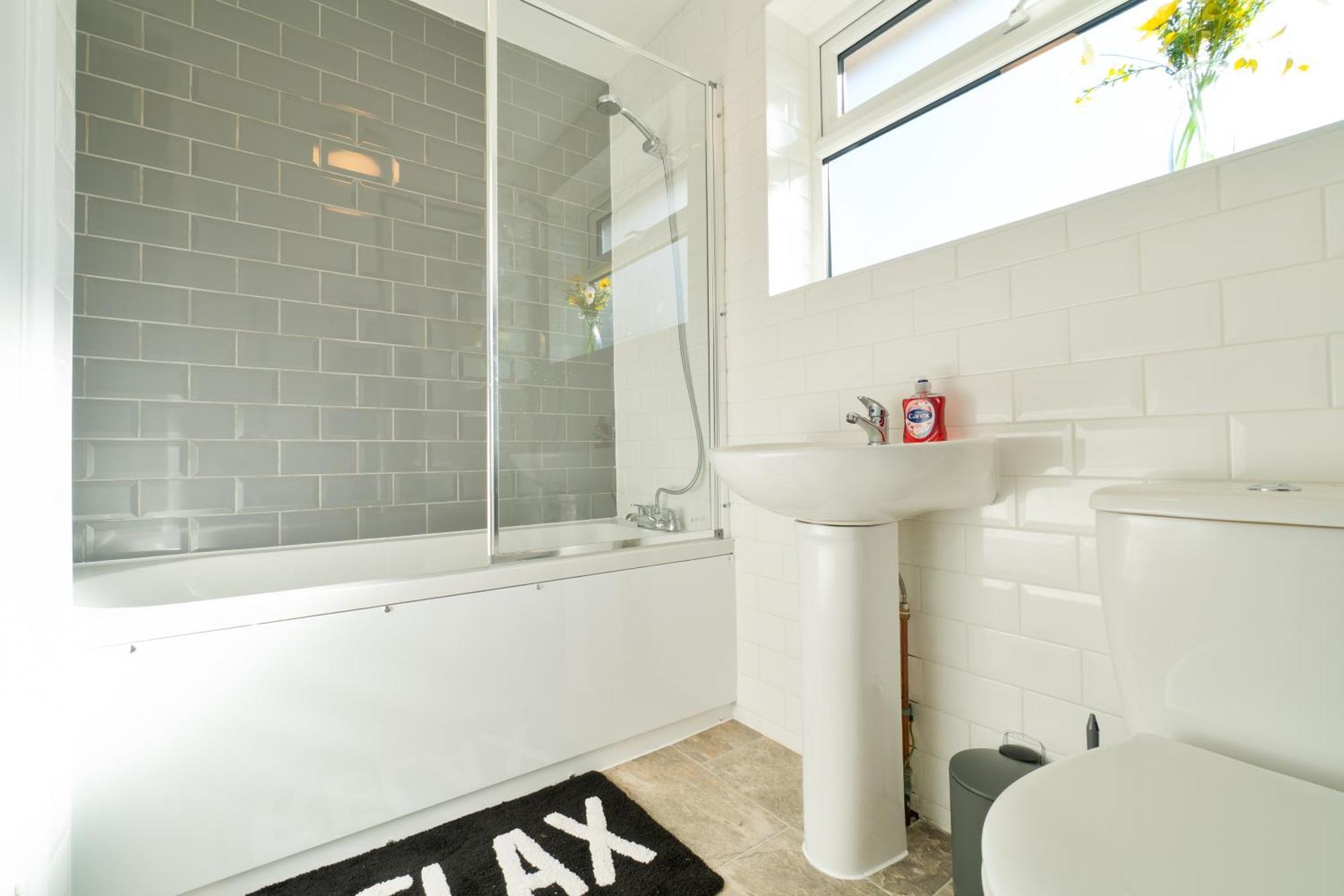 Stylish 4 Bedroom Spacious Retreat With Parking - Sleeps 10 - Families & Contractors 캔터베리 외부 사진