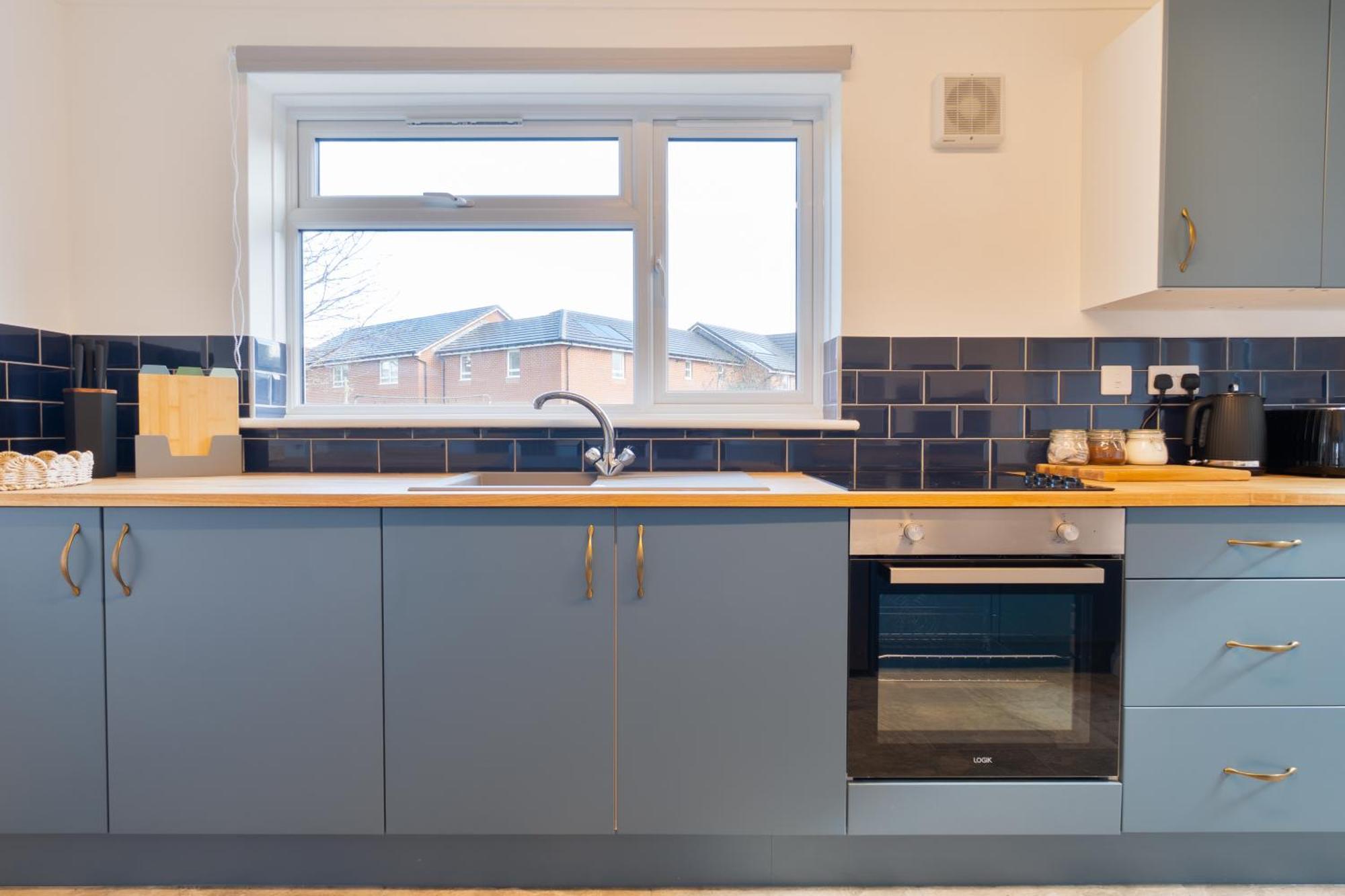Stylish 4 Bedroom Spacious Retreat With Parking - Sleeps 10 - Families & Contractors 캔터베리 외부 사진